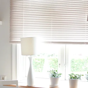 Träpersienn, lamellbredd 27 och 50 mm, vitlaserad