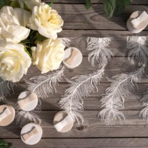 Duk / löpare Vita Fjädrar – 25 x 300 cm